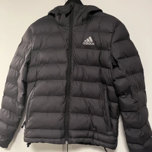 Adidas dunjacka - Adidas dunjacka i storlek Xs. 7/10 skick. Har några år på nacken, men inga defekter.  Skicka vid funderingar.