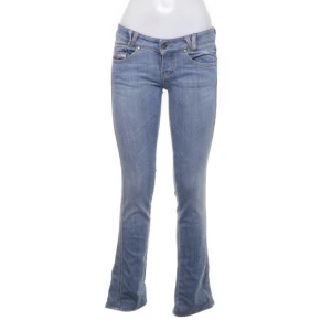 Lågmidjade jeans  - Så fina lågmidjade jeans från diesel, köpta på sellpy men va tyvärr för små för mig. Strl 26, jättefint skick, 350kr 🩷 