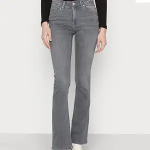 Jätte fina jeans ifrån only. Säljer då dom inte kommer till så mycket användning. Passar mig som är 158 cm bra i längden🩷🩷