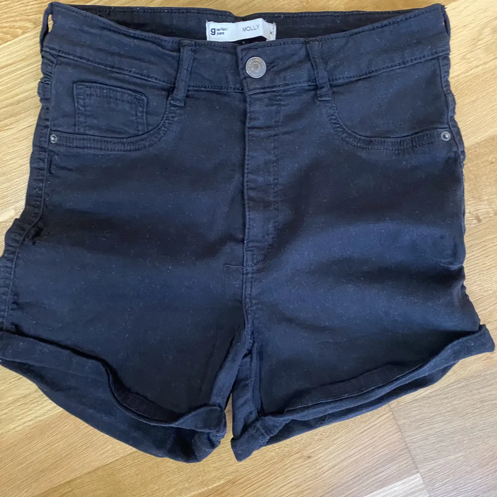 Ett par svarta jeansshorts från Gina Tricot. Använda men i bra skick! Originalpris 300kr. Shorts.
