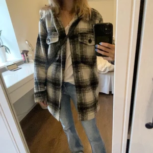 Kappa - Rutig kappa från Only. Väldigt fint skick då den knappt är använd!