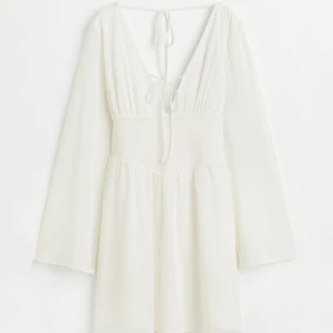 V-ringad klänning - Super fin klänning i mesh. En perfekt sommarklänning men hade inte chans att ha på den än.