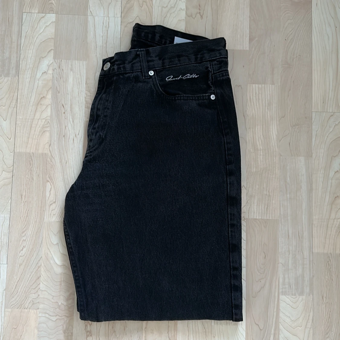 Svarta/mörkgråa vida jeans