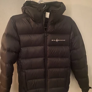 Sail racing jacka - Säljer min Sail Racing jacka i nyskick, använd få gånger. Storlek small. Köpt för 3200kr säljer nu för 1500kr