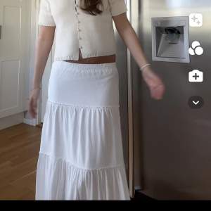 Säljer min vita långa kjol då den inte kommer till användning 🩷