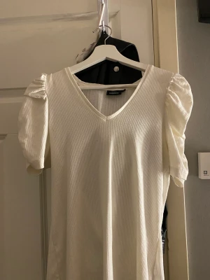 Söt topp!  - Säljer denna jätte söta topp ifrån Kappahl 🙌🏼 Aldrig använd, endast testad!  Fina detaljer på ärmarna!  Köpt för ca 300kr (har jag för mig)  