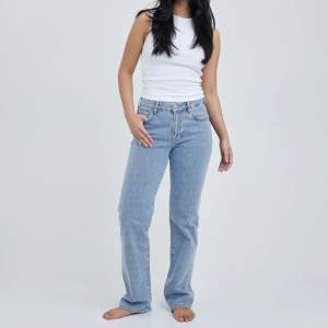Säljer mina super fina bikbok jeans eftersom att de inte kommer till användning🩷 Jeansen är använda men i super fint skick🩷
