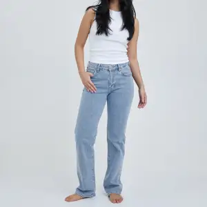 Säljer mina super fina bikbok jeans eftersom att de inte kommer till användning🩷 Jeansen är använda men i super fint skick🩷