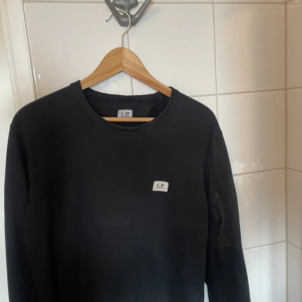 C.P. Company swetshirt köpt på nk i Stocholm. Använt några gånger. 8/10 skick!. Neuletakit & Villapaidat.