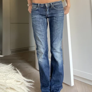Acne Jeans - Så najs lågmidjade jeans från Acne som är wide leg💞
