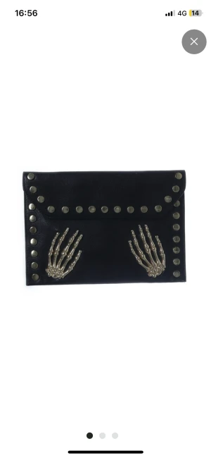 Clutch - super trendig kuvert/Clutch väska från koko med guld detaljer  skriv för mer info eller bilder💓💓