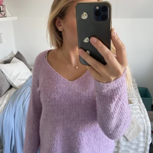 Stickad tröja - Lila jättefin stickad tröja från pieces, säljer på grund av att den ej används. Sparsamt använd och i väldigt fint skick! Frakten ingår inte💕💕💕