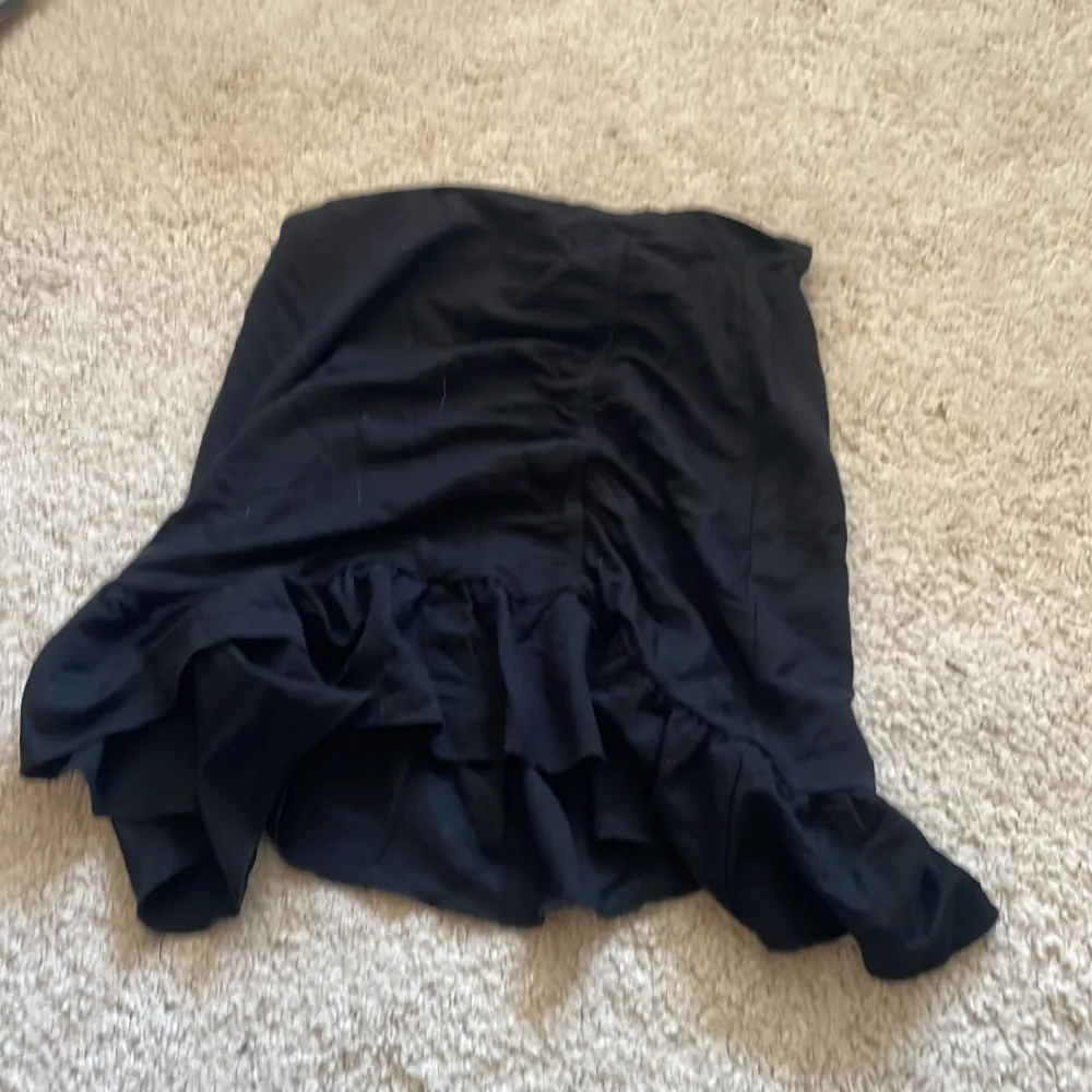 Svart kort kjol från Gina jätte fin med en volang där nere!! Säljs för bara 90 kr ❤️❤️. Kjolar.