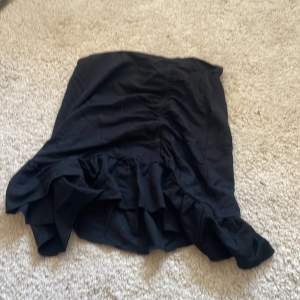 Svart kort kjol från Gina jätte fin med en volang där nere!! Säljs för bara 90 kr ❤️❤️