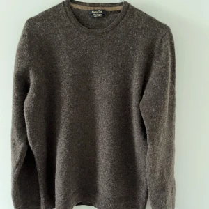Massimo dutti kashmir - Massimo dutti kashmir/ull blend. I topp skick, storlek s/xs sitter perfekt på någon som är 175. Tröjan vid ny pris är ca 1000kr, mitt pris 450