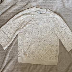 Säljer denna fina stickade tröjan med trekvartsärm från C&A då den inte kommer till användning längre💕 (köpare står för frakt)