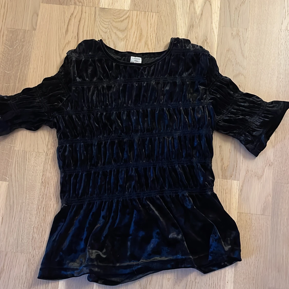 Säljer nu denna lite festliga tröjan.