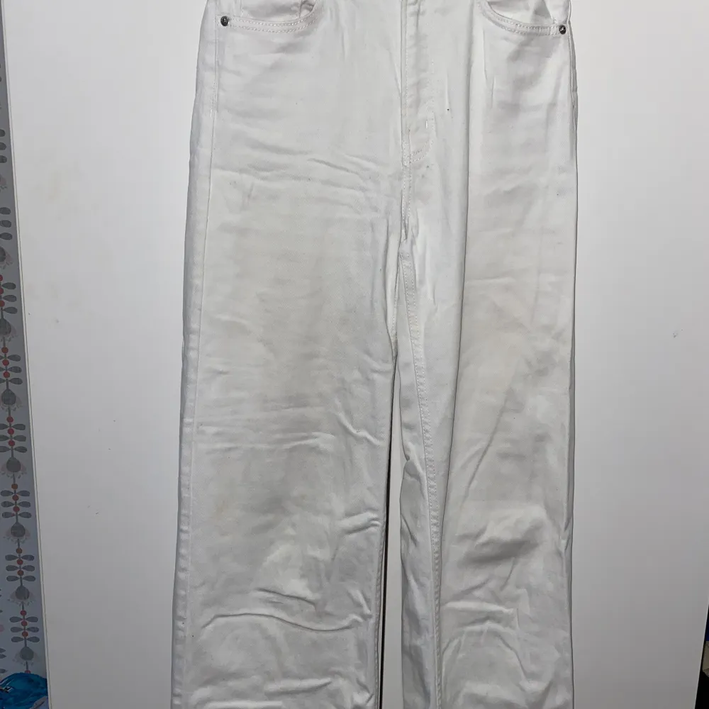 Dessa vita jeansen är helt fantastiska!!! De e jätte skönaaa, passa på o köp. Säljer de för bara 50kr!!! . Jeans & Byxor.