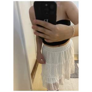 • Vit kjol med volang från NewYorker • Storlek M/ 38 • Använd - i gott skick • 80kr + frakt ❗️Köparen står för frakt❗️