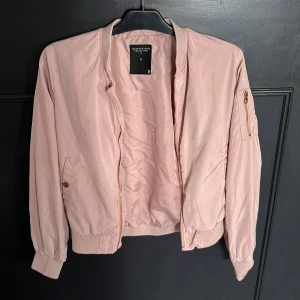 Jacka - Hel men dragkedjan är trasig