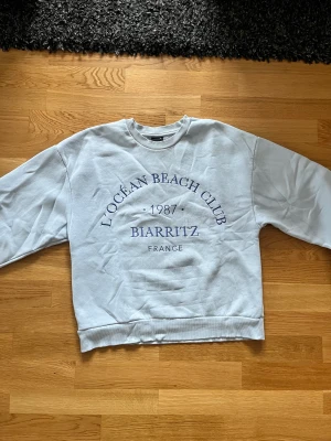 Skön ljusblå tjocktröja från Gina Tricot  - Tröjan är i storlek XS 