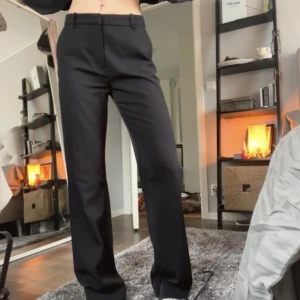 Perfekta kostymbyxor  - Märke: Lindex Second hand köp: ja Färg/info om plagget: höga men perfekt lösa i midjan. Passar mig som har S/36. Jag är 175. Aningen noppriga men det syns knappt Ursprungligt pris: 350 Mitt pris: 275 Leverans: spårbar frakt med PostNord för 62kr/ mötas 