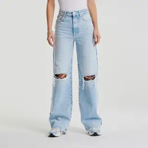 ett par ljusblå idun wide jeans från Gina Tricot  Orginal pris 599kr