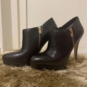 Michael Kors Klackskor  - Dessa klackskor har aldrig använts! Superfina och stiliga, passar både för en vardag eller en fest dag! 