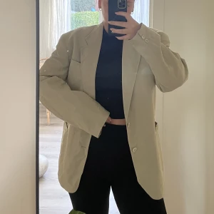 Beige oversized kavaj - Beige oversized kavaj i herrmodell, linnematerial.