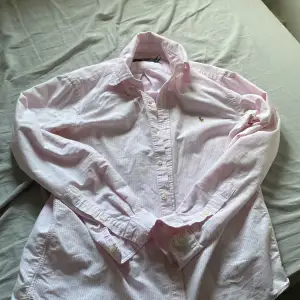 Säljer denna rosa Ralph lauren skjorta pga att jag inte använder den och behöver pengarna. Dock håller den vita färgen att fadea bort på några ställen av skjortan men det är inget man märker. Pris går att diskutera 
