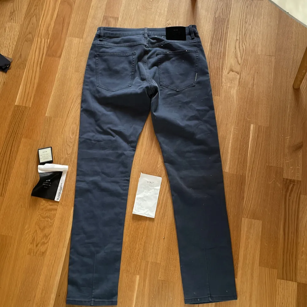 Neuw Jeans ”Lou Slim” storlek 32:32, färg blå. Helt nya jeans, oanvända. Säljes pga lapparna avtagna och går ej att byta. (Nypris 1450kr). Jeans & Byxor.