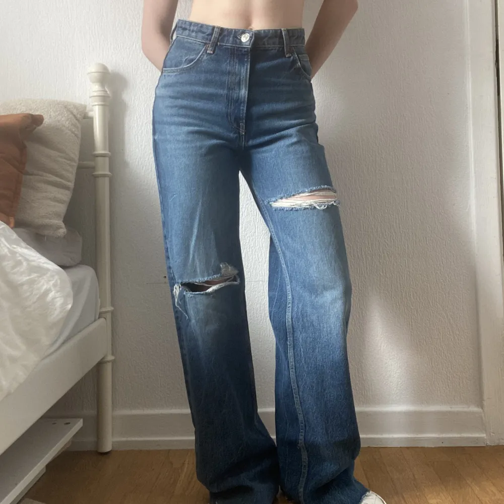 Säljer dessa jeans i från zara! Jag är 170 och de är lite för långa, frakt tillkommer<33. Jeans & Byxor.