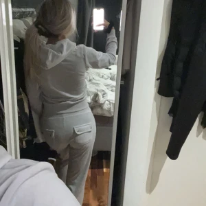 Juicy sett - Säljer mitt juciy set då de inte kommer till användning.  Användt fåtal gånger. Inga märken elr hål. Nypris 2300kr Xs i tröjan och S i byxorna Jag är 166cm o de är långa på mig går ner t marken