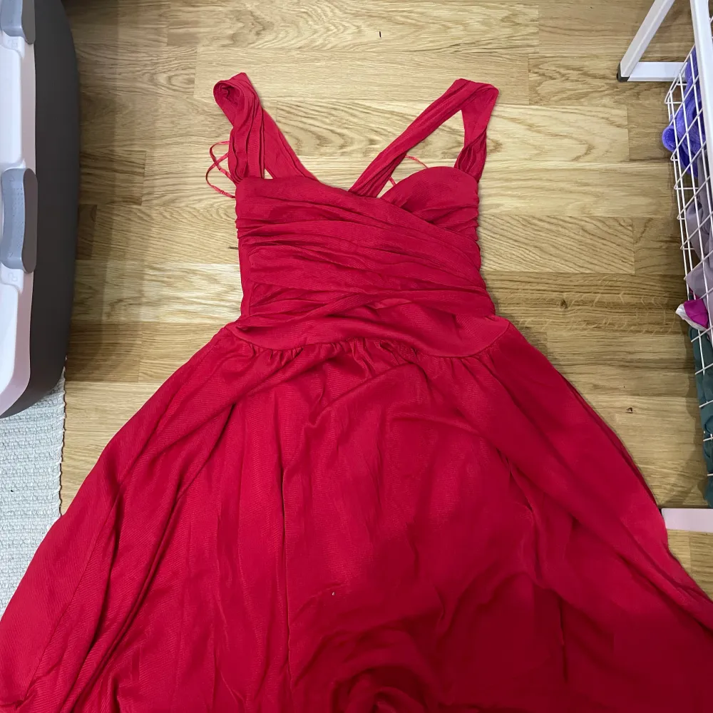 Säljer denna super vackra röda klänningen som är perfekt till fester! Aldrig använt. Klänningar.