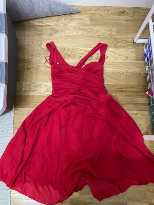 Röd klänning - Säljer denna super vackra röda klänningen som är perfekt till fester! Aldrig använt