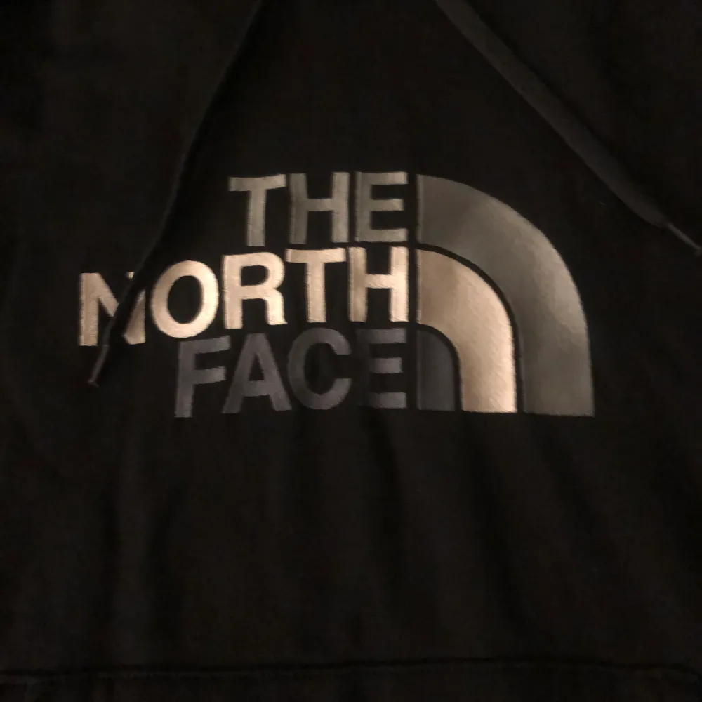 Säljer min oanvända north face hoodie för 200 kr. Storlek S. Hoodies.