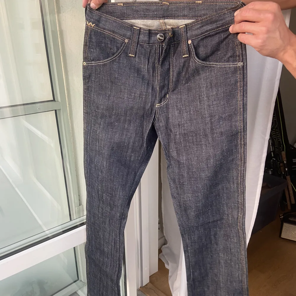 Säljer dessa Wrangler jeans! Står ingen storlek men skulle säga en tightare w32 som passar någon med längre ben!   Just nu bjuder Plick på frakten! . Jeans & Byxor.