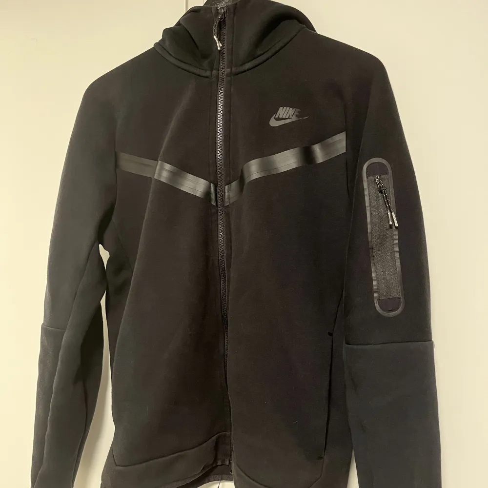 Nike Tech Fleece i storlek M. 9/10 skick, inga fläckar eller lagningar, som ny. . Hoodies.