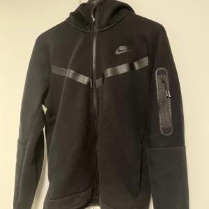 Nike Tech Fleece i storlek M. 9/10 skick, inga fläckar eller lagningar, som ny. 