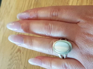 Ring i äkta silver - St ca 17. Stor pärlemor