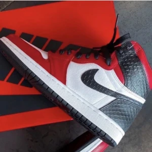 Jordan 1 - Jordan 1 Chicago i storlek 39. Kommer med 3 olika snören + låda/box💕 Användna 1-2 gånger och köpta för 3400 kr! (Första bilden är lånad).