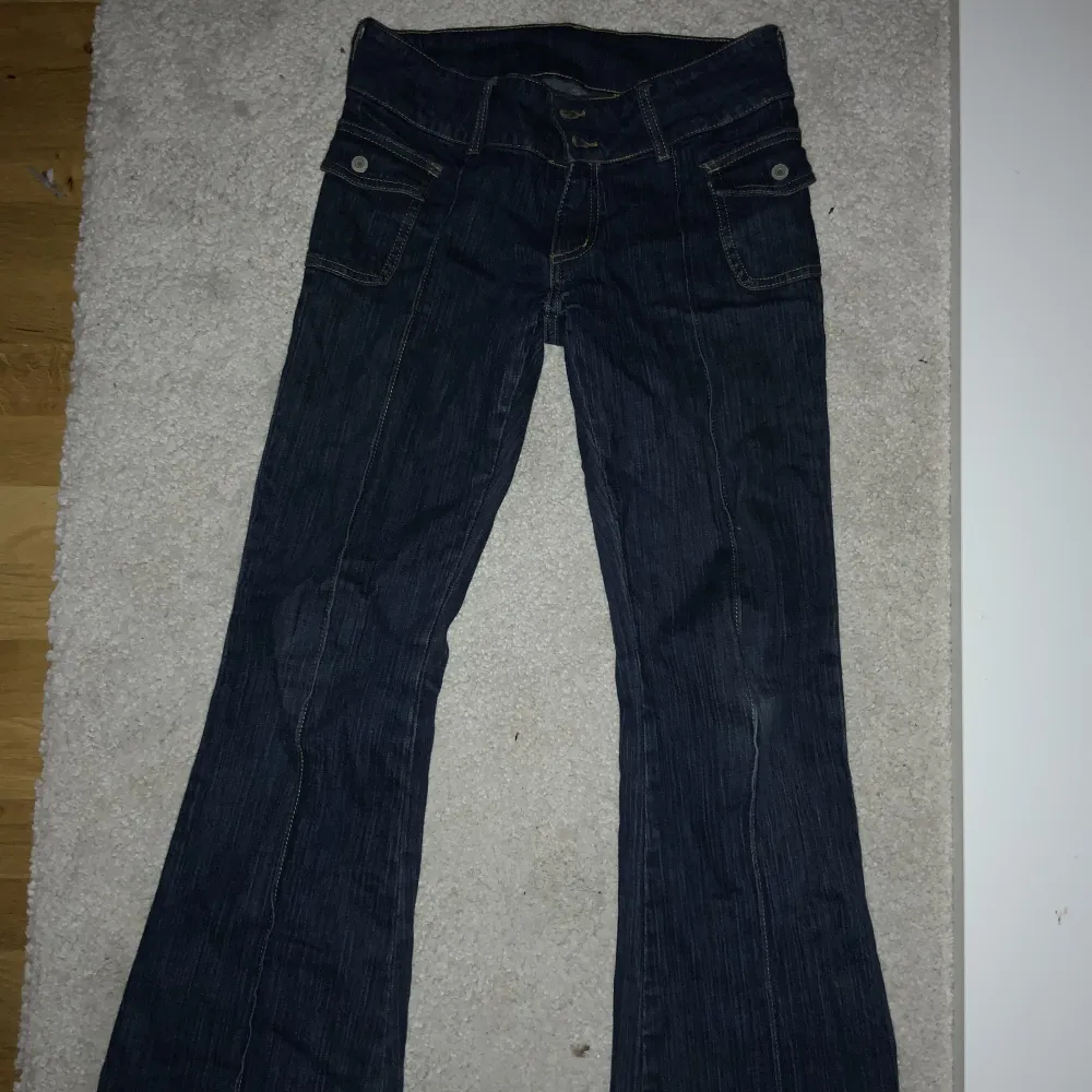 Ett par avklippta lågmidjade brandy Melville jeans. Passar någon som är runt 156-160. Orignalpris 400. Hör av dig vid intresse! 💘. Jeans & Byxor.