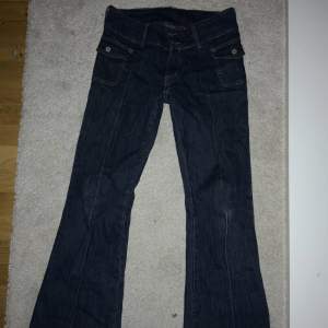 Ett par avklippta lågmidjade brandy Melville jeans. Passar någon som är runt 156-160. Orignalpris 400. Hör av dig vid intresse! 💘