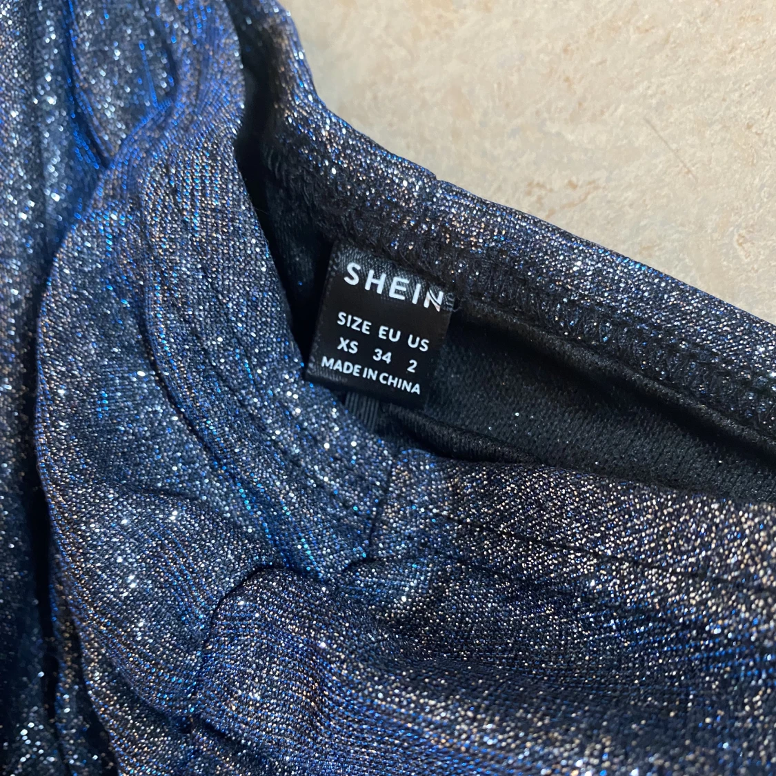 Kort glittrig festklänning  - 90