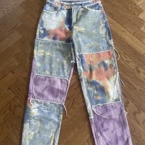 Färgrika jeans - Så fräcka jeans som passar både S och M. Använd fåtal gånger och i väldigt bra skick. Skriv vid funderingar💕