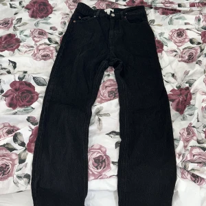 HM jeans - Högmidjade jeans i storlek 38. Små i storleken så skulle mer säga att de passar en med storlek 36. Går ned till ankeln på mig som är 171 cm. Sparsamt använda och i fint skick💕