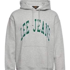 Grå Lee Jeans hoodie med grön logga, mycket eftertraktad då den är slutsåld nästan överallt. Köpt denna sommar för 799 SEK. Skick: Helt Nyskick, som ni kan se så är till och med lappen kvar, har aldrig använt den. Skriv för fler bilder!