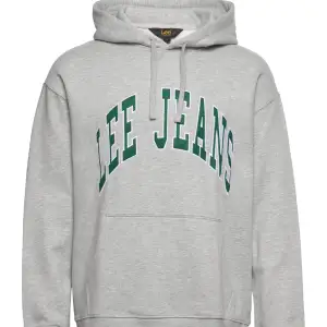 Grå Lee Jeans hoodie med grön logga, mycket eftertraktad då den är slutsåld nästan överallt. Köpt denna sommar för 799 SEK. Skick: Helt Nyskick, som ni kan se så är till och med lappen kvar, har aldrig använt den. Skriv för fler bilder!