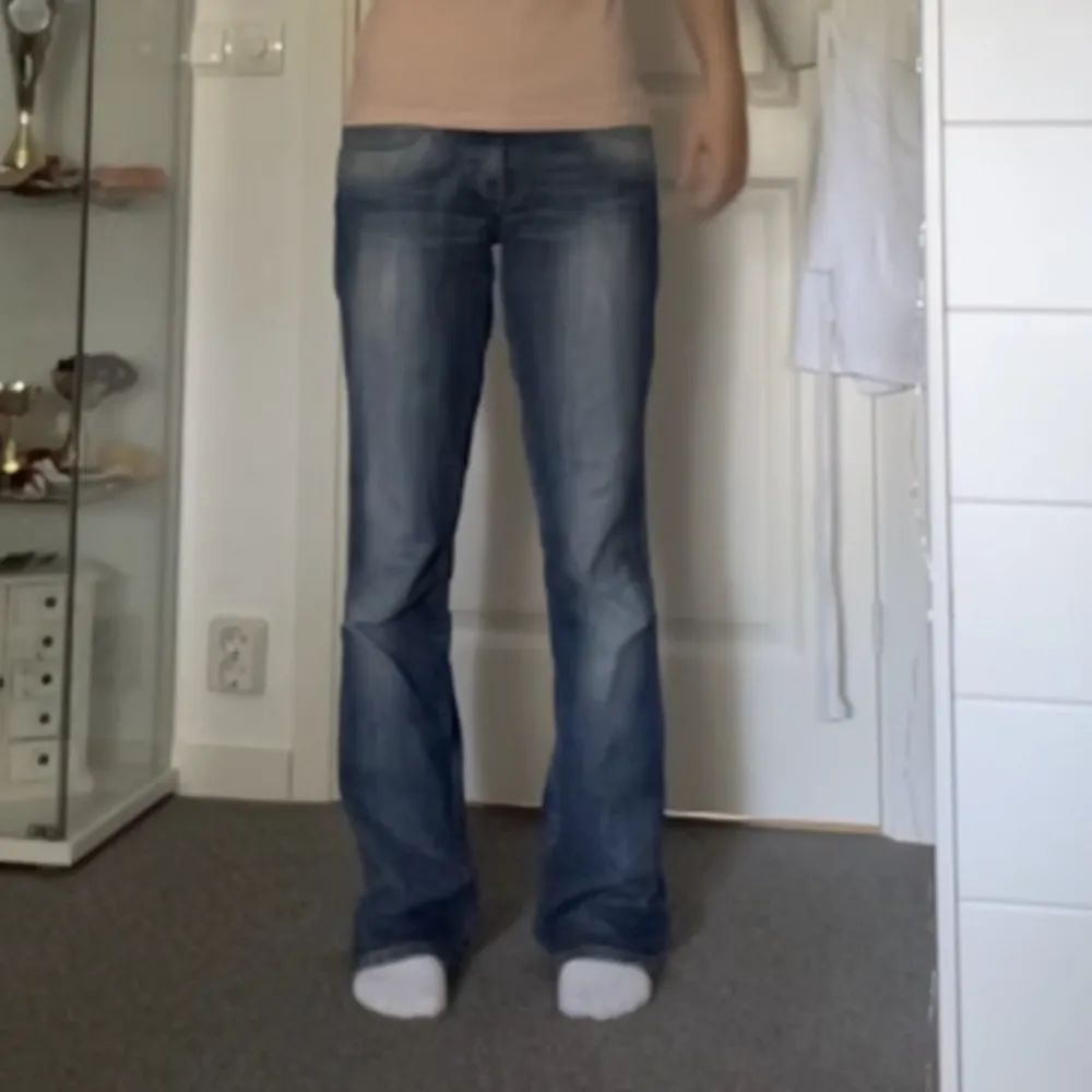Säljer mina lågmidjade big star jeans då de inte kommer till användning längre💗 skriv om ni vill ha fler bilder. Sitter perfekt på mig som är 169 men är lite långa då passar längre. Jeans & Byxor.