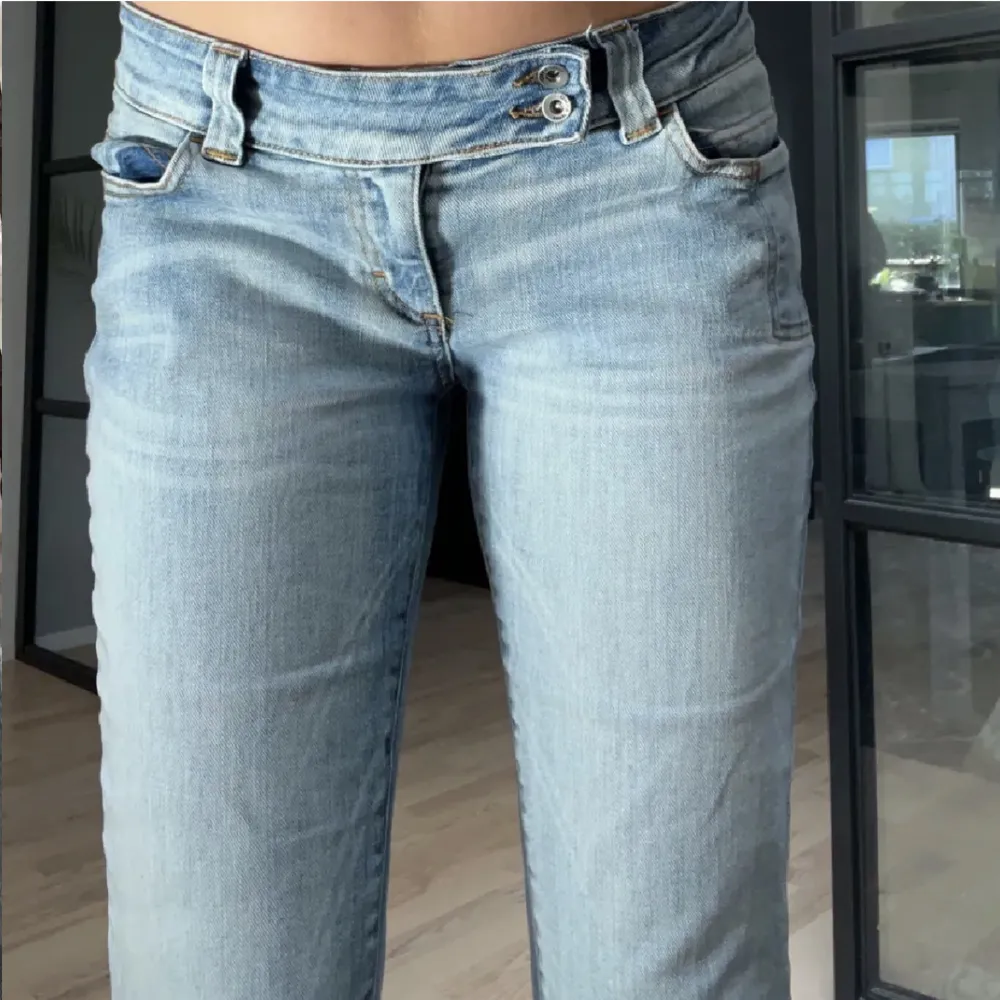 Säljer dessa ljusblåa lågmidjade jeans ifrån only pga det är lite korta på mig. Midjemåttet är ca 84cm och innerbenslängden 83cm. Har sprättat upp längst ner❤️. Jeans & Byxor.